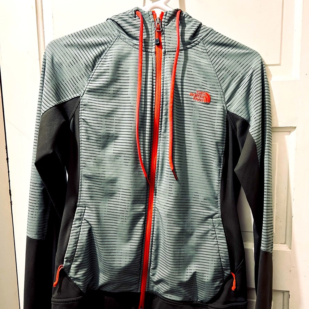 Womens North Face zip up💚